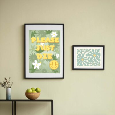Poster Please Just Die et Floating Pastel Flowers sur mur vert