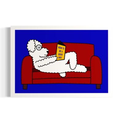 Un chien qui lit un livre sur un canapé Illustrations artisanales en ligne