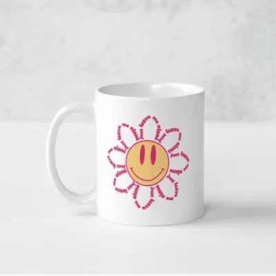 Tasse avec fleur au visage souriant. Ecriture en anglais leave me alone.