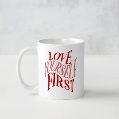 Tasse avec écriture en anglais love yourself first