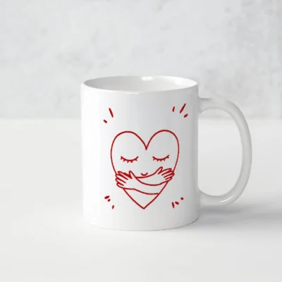 Tasse avec illustration de cœur qui se serre dans les bras