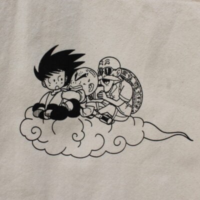 Tote bag "Dragon Ball" imprimé noir sur blanc. Plusieurs personnages du manga Dragon Ball Z. Sangoku, Kirin, Tortue Géniale.