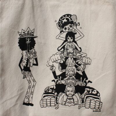 Tote bag One Piece imprimé noir sur blanc. Plusieurs personnages de l'équipage de One Piece. Franky, Zoro, Sanji, Luffy, Nami, Robin, Tony Tony Chopper, Brook.