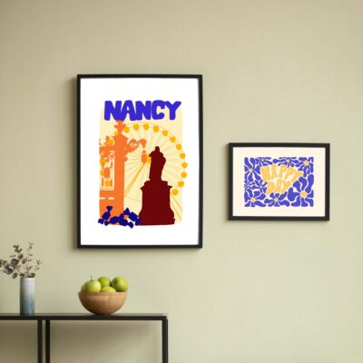 Poster Nancy et Happy day bleu sur mur vert