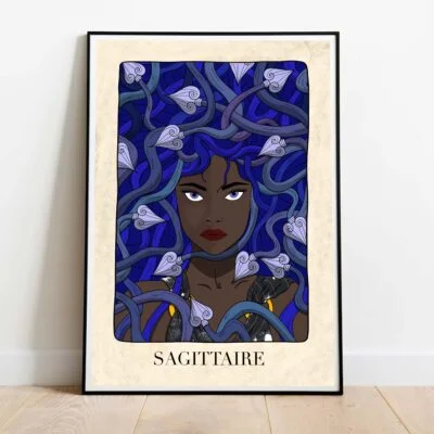 dessin du signe sagittaire dans les tons bleus. Visage de femme avec cheveux en forme de flèches qui s'entremêlent. Haut avec motif galaxie et étoiles. bdans cadre noir