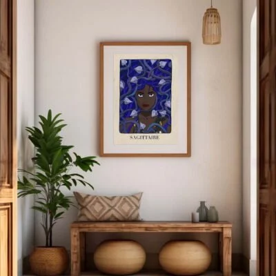 dessin du signe sagittaire dans les tons bleus. Visage de femme avec cheveux en forme de flèches qui s'entremêlent. Haut avec motif galaxie et étoiles. dans cadre beige