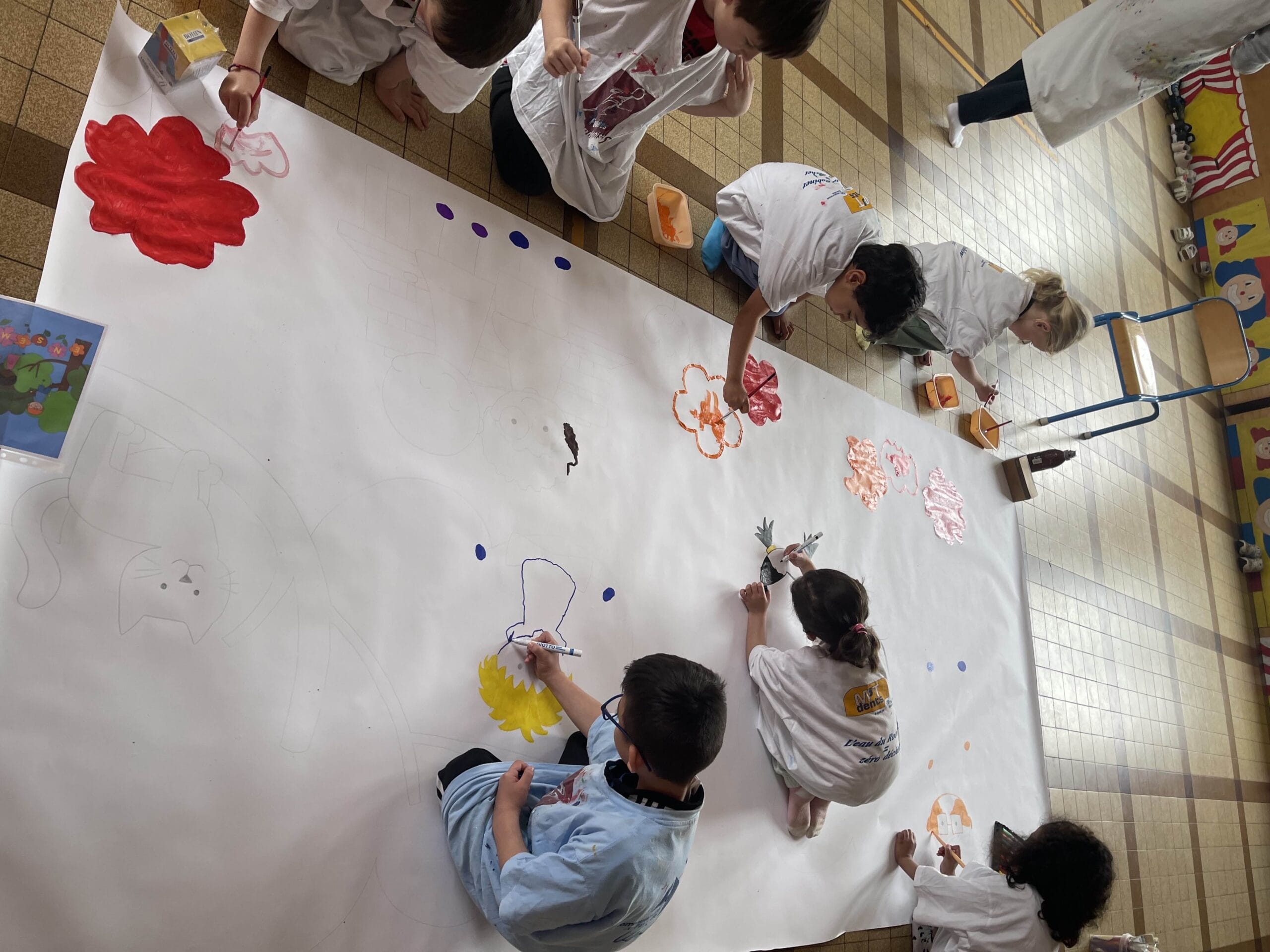 Création d'une grande peinture avec les élèves de l'école élémentaire Jean-Zay sur le vivre ensemble